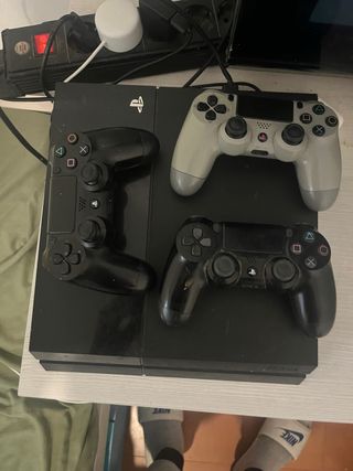 PS4 (PlayStation 4) Negra + 2 Mandos