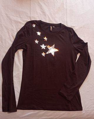 Camiseta negra con estrellas doradas y plateadas