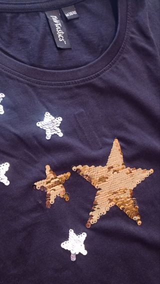 Camiseta negra con estrellas doradas y plateadas