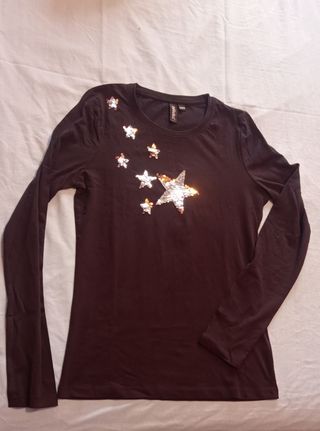 Camiseta negra con estrellas doradas y plateadas