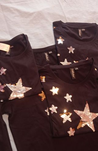 Camiseta negra con estrellas doradas y plateadas