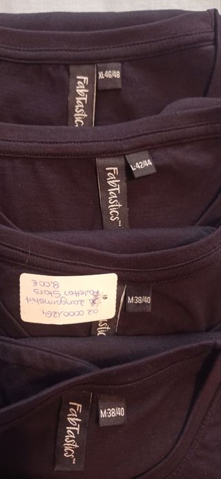 Camiseta negra con estrellas doradas y plateadas