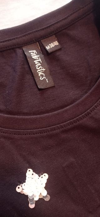 Camiseta negra con estrellas doradas y plateadas