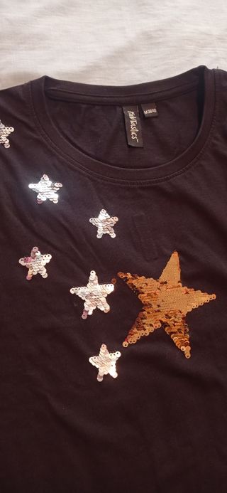 Camiseta negra con estrellas doradas y plateadas