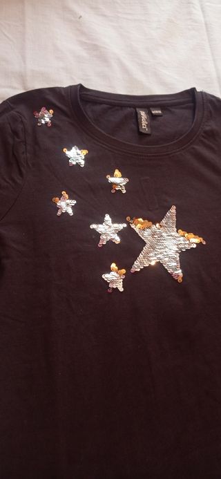 Camiseta negra con estrellas doradas y plateadas