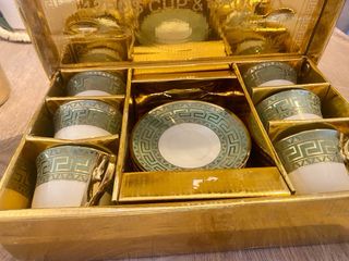 Juego de tazas de porcelana doradas y verdes
