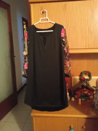 Vestido negro con mangas de flores rosas