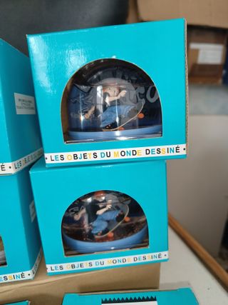 CAJA COMPLETA CON 12 BOLAS DE NIEVE FIGURAS PVC