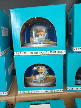 CAJA COMPLETA CON 12 BOLAS DE NIEVE FIGURAS PVC