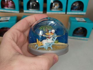 CAJA COMPLETA CON 12 BOLAS DE NIEVE FIGURAS PVC