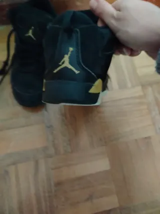 Deportivas Jordan Retro 6 Negras y Doradas