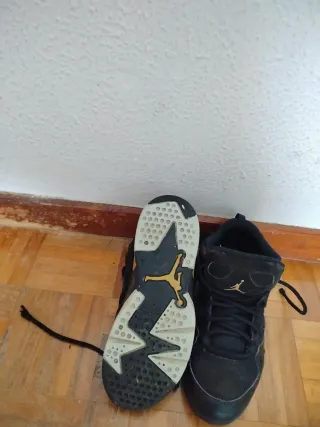 Deportivas Jordan Retro 6 Negras y Doradas