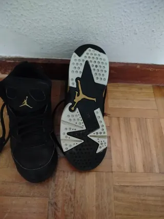 Deportivas Jordan Retro 6 Negras y Doradas
