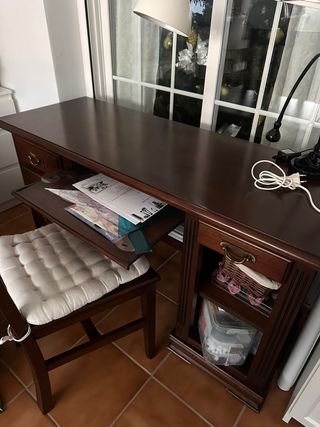 Escritorio de madera con silla
