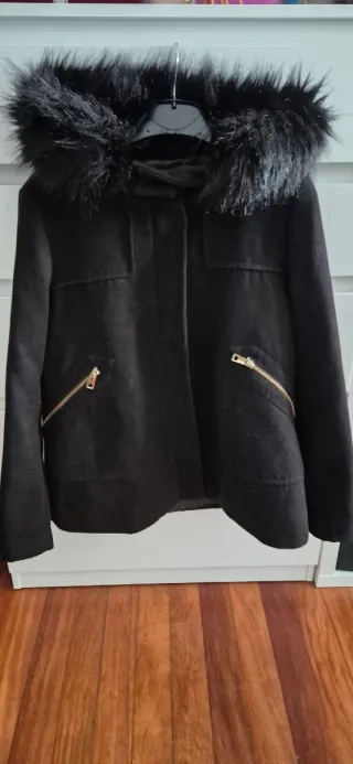Abrigo Zara Negro con Capucha y Cremalleras Dorada
