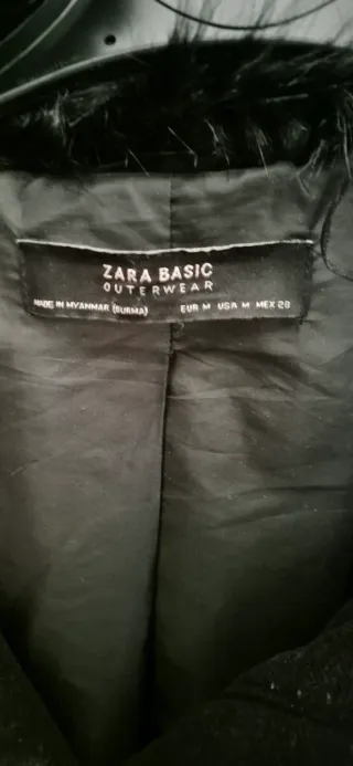 Abrigo Zara Negro con Capucha y Cremalleras Dorada