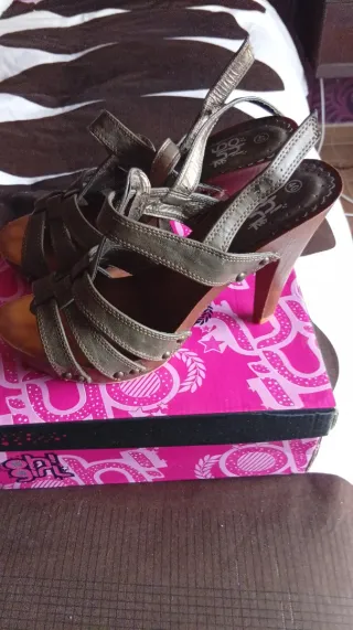 Sandalias de tacón marrón y dorado Talla 40