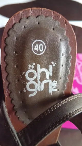 Sandalias de tacón marrón y dorado Talla 40