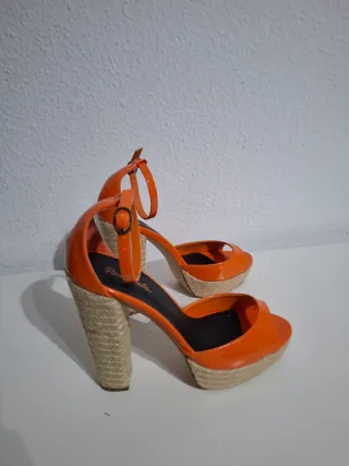 Sandalias naranjas con cuña y plataforma