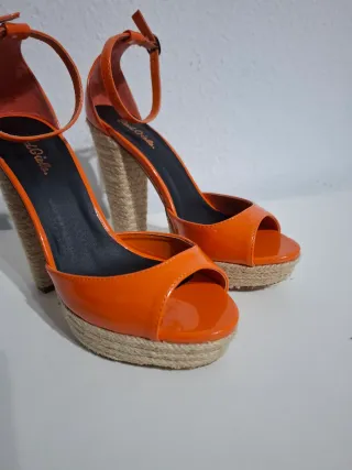Sandalias naranjas con cuña y plataforma