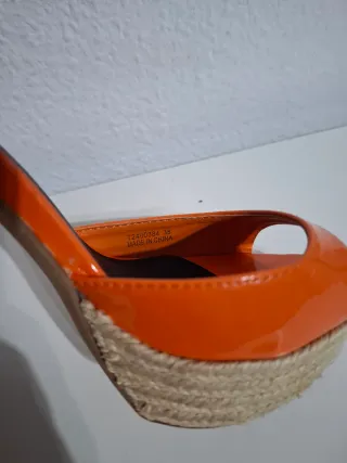 Sandalias naranjas con cuña y plataforma