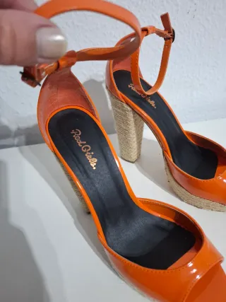 Sandalias naranjas con cuña y plataforma