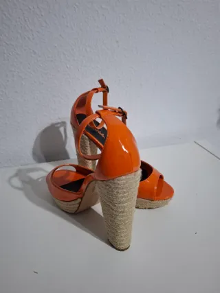 Sandalias naranjas con cuña y plataforma