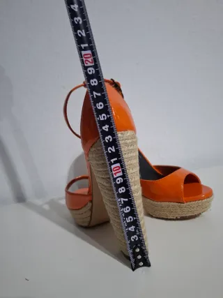 Sandalias naranjas con cuña y plataforma