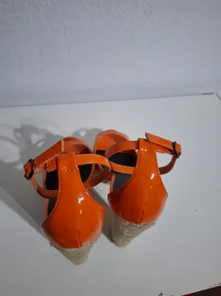 Sandalias naranjas con cuña y plataforma