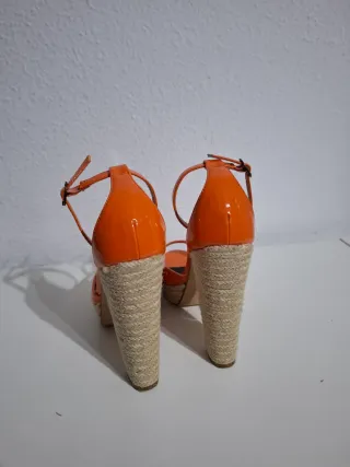 Sandalias naranjas con cuña y plataforma