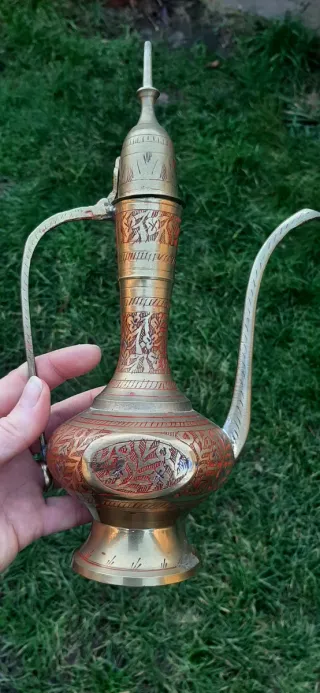 Teiera orientale vintage in ottone lavorato
