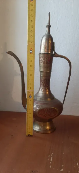 Teiera orientale vintage in ottone lavorato