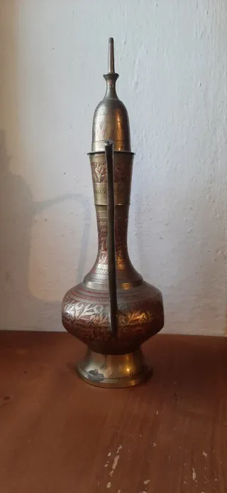 Teiera orientale vintage in ottone lavorato