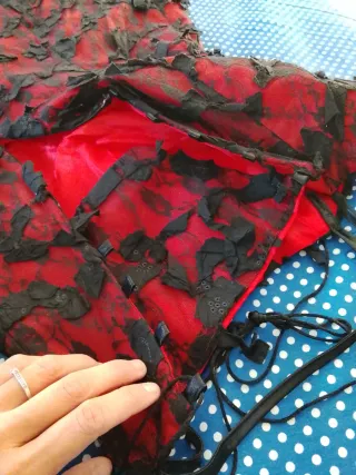 Vestido rojo y negro