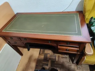 Mesa de despacho de madera y piel
