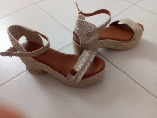 Sandalias cuña Pompa beige y marrón
