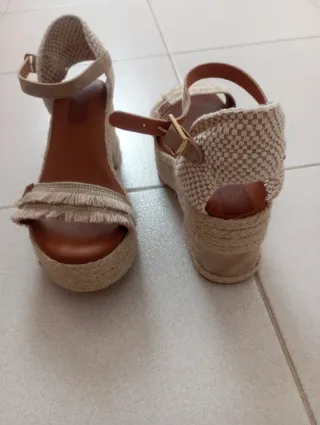 Sandalias cuña Pompa beige y marrón