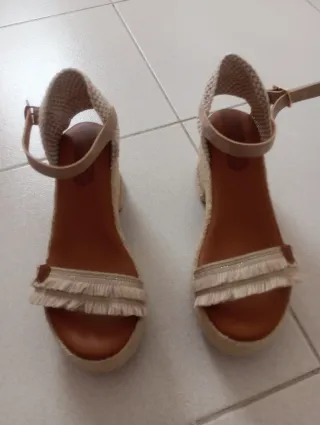 Sandalias cuña Pompa beige y marrón
