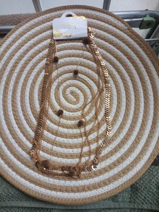 Collar multicapa dorado con pompones