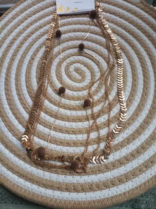 Collar multicapa dorado con pompones