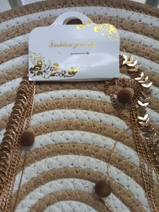 Collar multicapa dorado con pompones