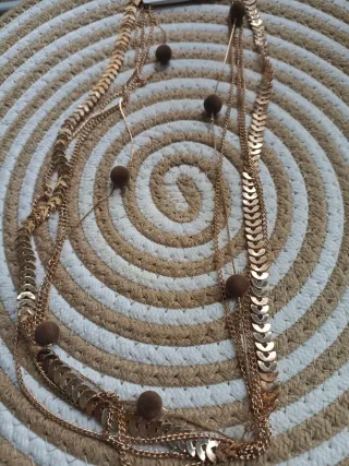 Collar multicapa dorado con pompones