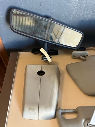 Parasoles y espejo retrovisor interior