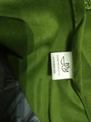 Mantón verde con bordado floral