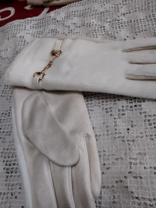 Guanti donna fibbia dorata bianchi
