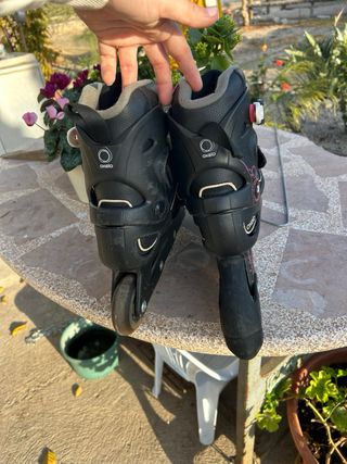 Patines en línea Oxelo negros con detalles rosas.