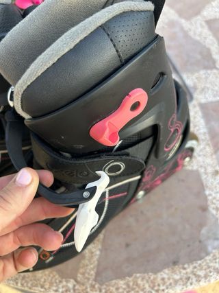 Patines en línea Oxelo negros con detalles rosas.