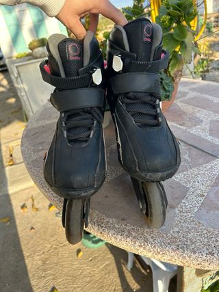 Patines en línea Oxelo negros con detalles rosas.
