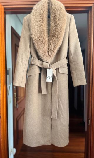 Abrigo largo Zara con solapa de pelo