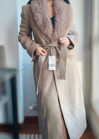 Abrigo largo Zara con solapa de pelo